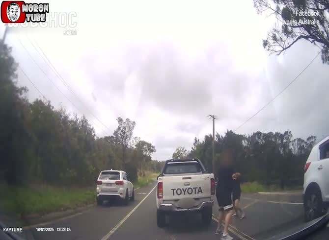 Video :A guy stops drivers and attacks them without cause
